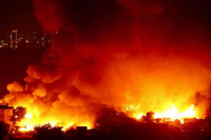 কড়াইল বস্তিতে ভয়াবহ আগুন ! জ্বলে পুড়ে ছারখার তবুও বাঁচার আকুতি।